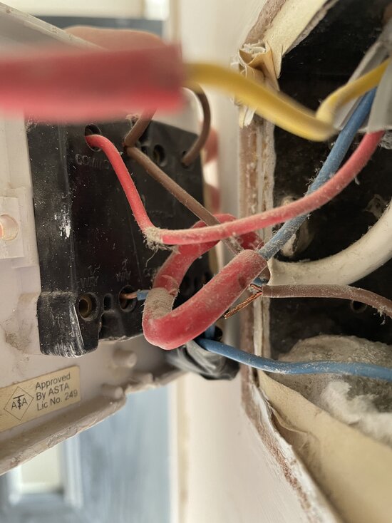 [ElectriciansForums.net] Wire came loose from 3 way light switch