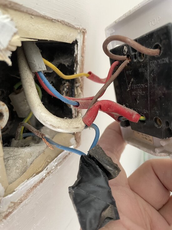 [ElectriciansForums.net] Wire came loose from 3 way light switch